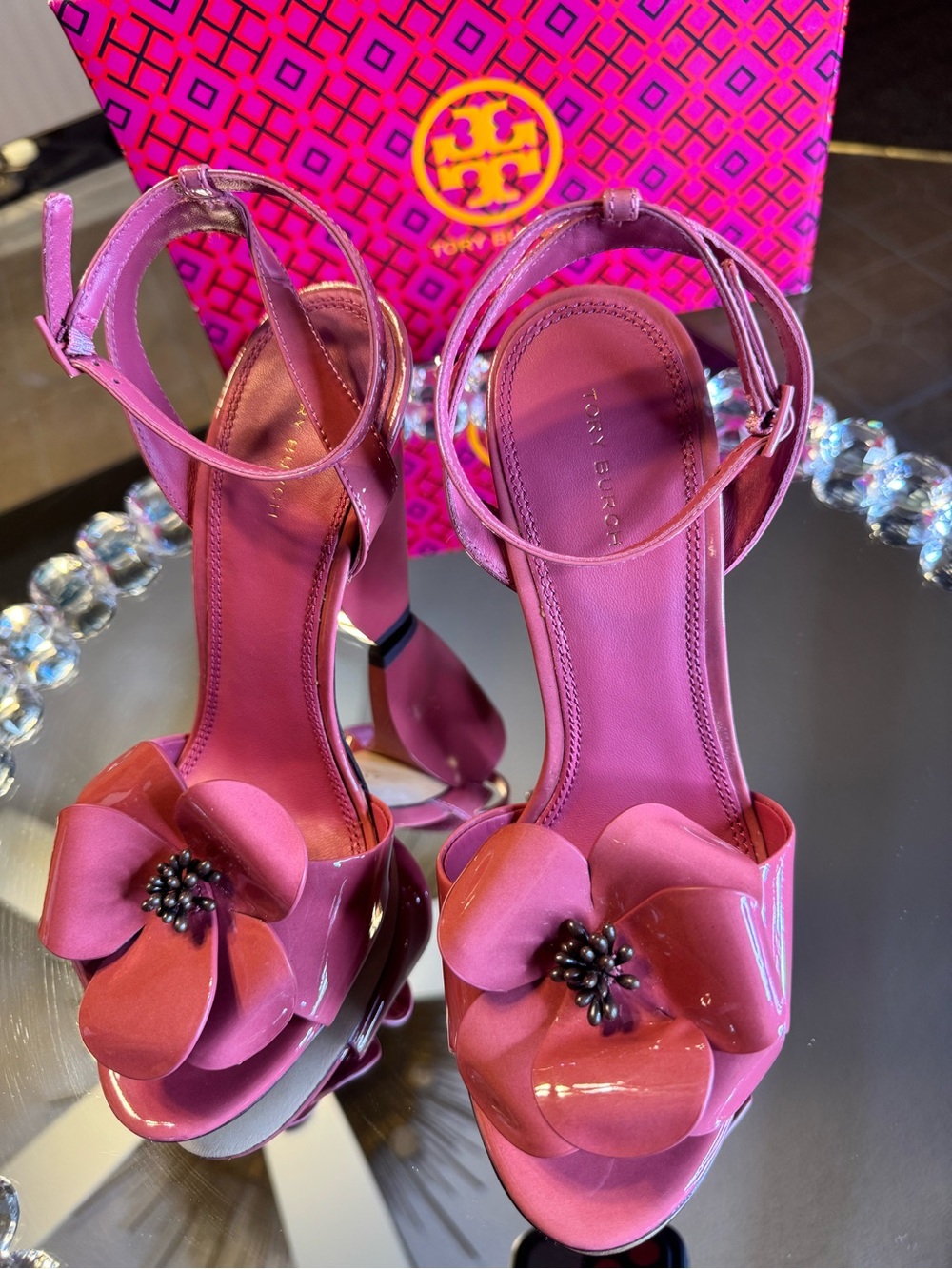 Tory Burch Flower-heeled Patent Leather Ankle-strap Sandals In Light Berry. 8 - Picture 7 of 14